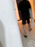 海角社區色女老鼠舔貓咪勾引哥哥亂倫 趁爸媽還沒下班，在沙發上無套強奸哥哥肏死這條小公狗