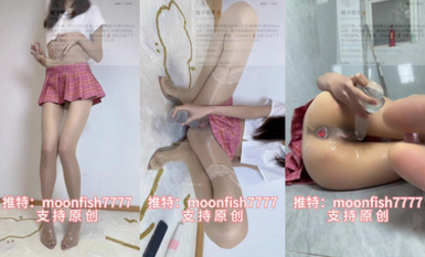 12月最新流出，推特新人极品长腿苗条烧婊子【橙子橙子】VIP福利私拍，JK服道具紫薇肉丝入穴高潮大量潮吹黑丝露出边走边尿（2）